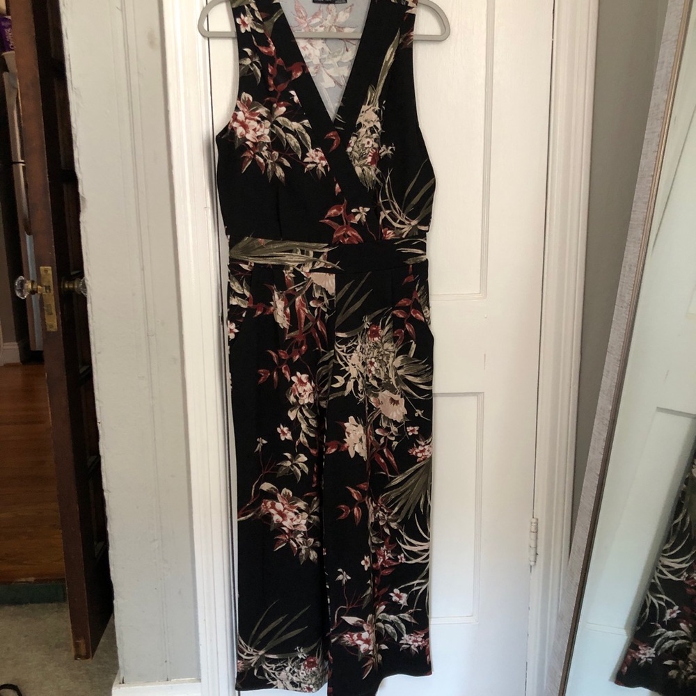 Floral print romper. New with tags. Medium.